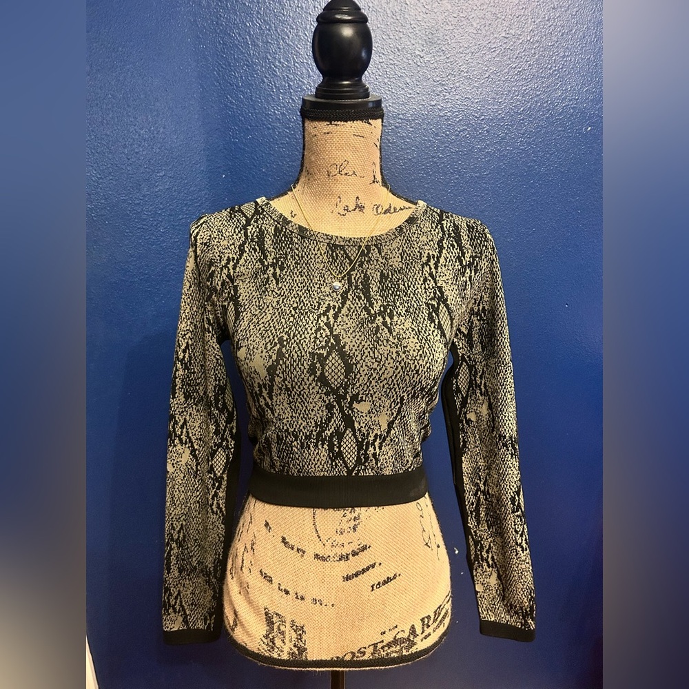 Fabletics Snake Print Long Sleeve Crop Top - Black/Green